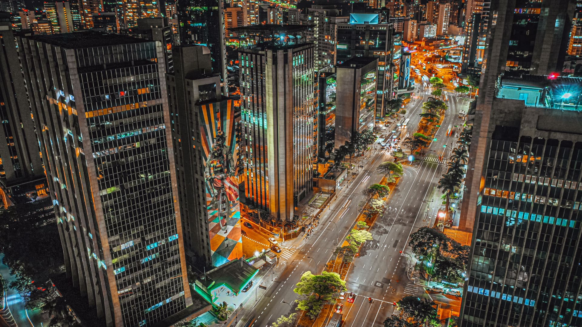 Avenida Paulista iluminada à noite